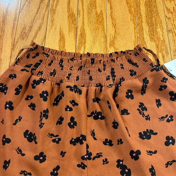 Stylish Brown Floral Women's Shorts - Picture 2 of 5